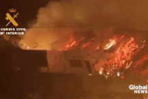 Núi lửa Tây Ban Nha phun dung nham 1.000 độ C "nuốt chửng" nhà cửa