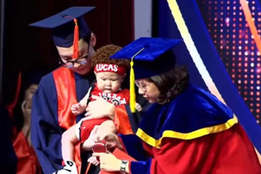 Nam sinh bế con dự lễ tốt nghiệp, được cô giáo cũ của vợ trao bằng
