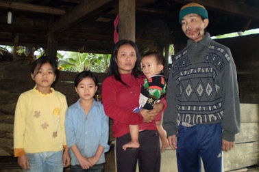 5 con thất thểu vì cha mang bệnh hiểm nghèo