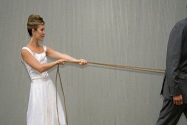 Vợ trẻ hành chồng