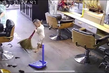 Em bé khiến nhiều người thán phục vì biết giúp người lớn quét nhà gọn gàng