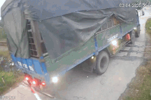 Xe tải tông gãy gác chắn, vượt qua đường sắt khi đoàn tàu hỏa đang lao tới