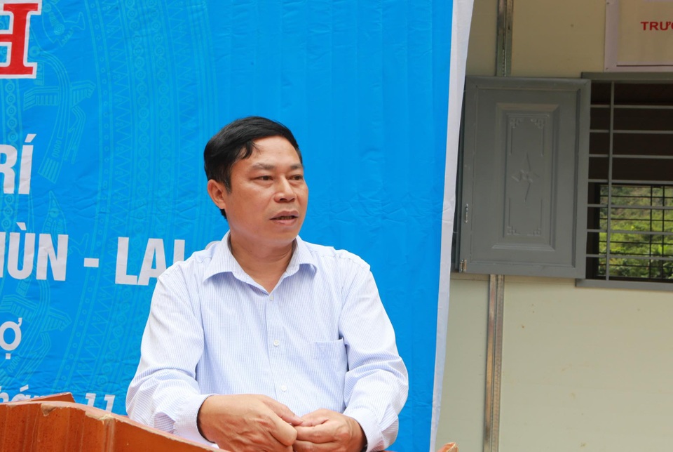 Hàng trăm em học sinh cùng thầy cô giáo vùng cao vui mừng đón nhận 4 phòng học Dân trí - 9 Hàng trăm em học sinh cùng thầy cô giáo vùng cao vui mừng đón nhận 4 phòng học Dân trí - 9