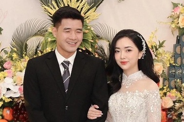 Cầu thủ Hà Đức Chinh bất ngờ làm đám hỏi với bạn gái hot girl