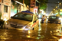 Sài Gòn mưa lớn: Xe máy ngập ngang yên, nhà dân ngập nửa mét