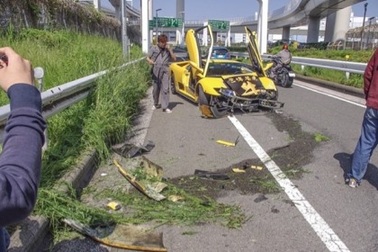Lamborghini Diablo đâm vỡ đầu tại Nhật