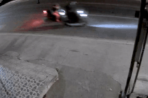 Bị cướp giật túi xách, mẹ và con trai 19 tháng tuổi ngã nhào xuống đường