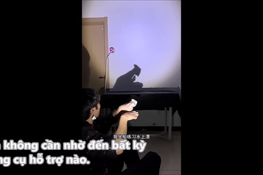 Chàng trai với khả năng tạo bóng phản chiếu trên tường đầy ấn tượng