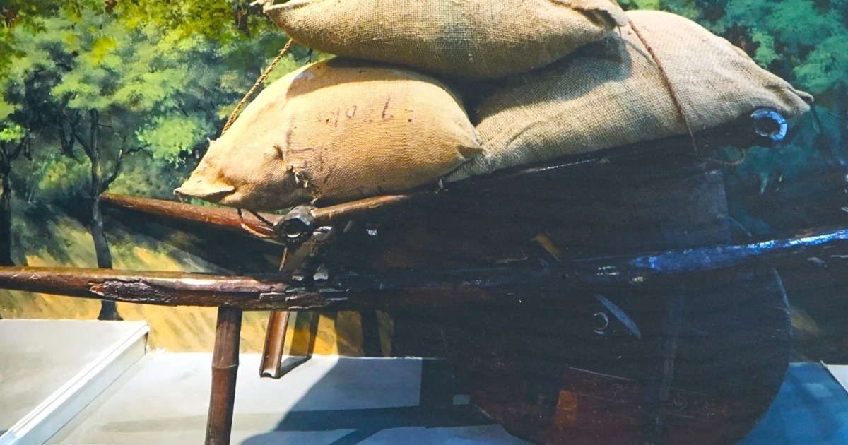 Đoàn xe đạp thồ vận chuyển lương thực lên chiến trường Điện Biên Phủ (Ảnh: Thanh Tùng).