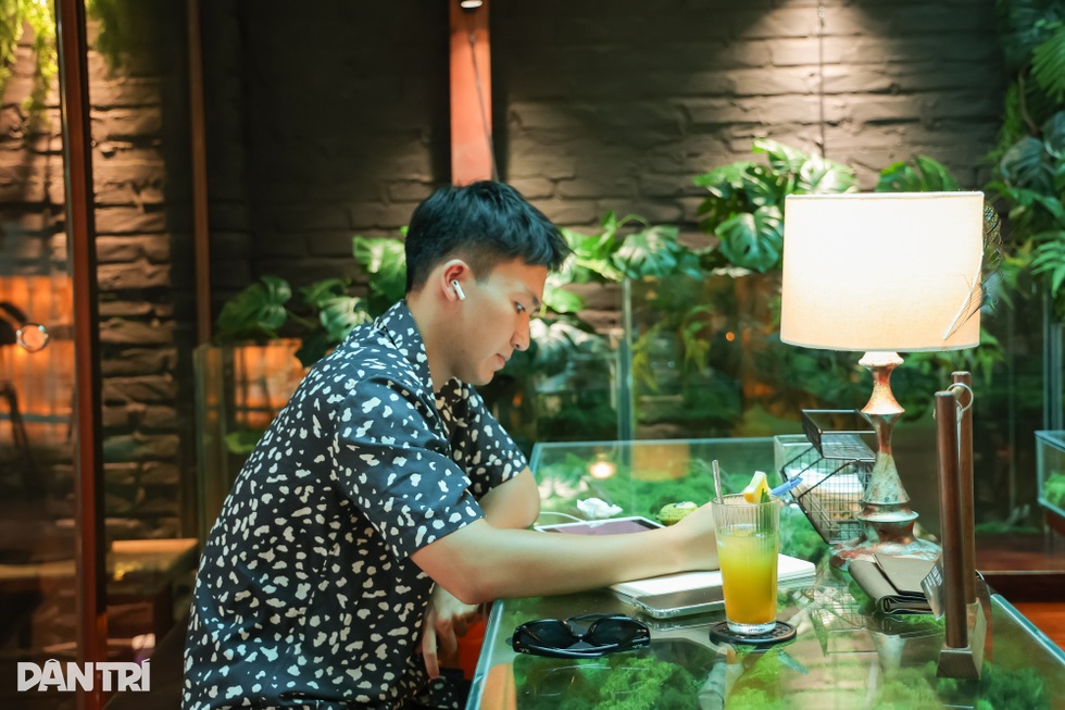 المقهى يشبه غابة صغيرة في وسط هانوي، وطاولة الشرب عبارة عن حوض سمك - 7 Quán cà phê như khu rừng nhỏ giữa phố Hà Nội, bàn uống nước là bể cá - 7