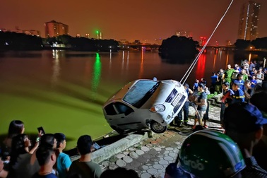 Hà Nội: Ô tô lao xuống hồ Linh Đàm, tài xế đạp cửa thoát thân