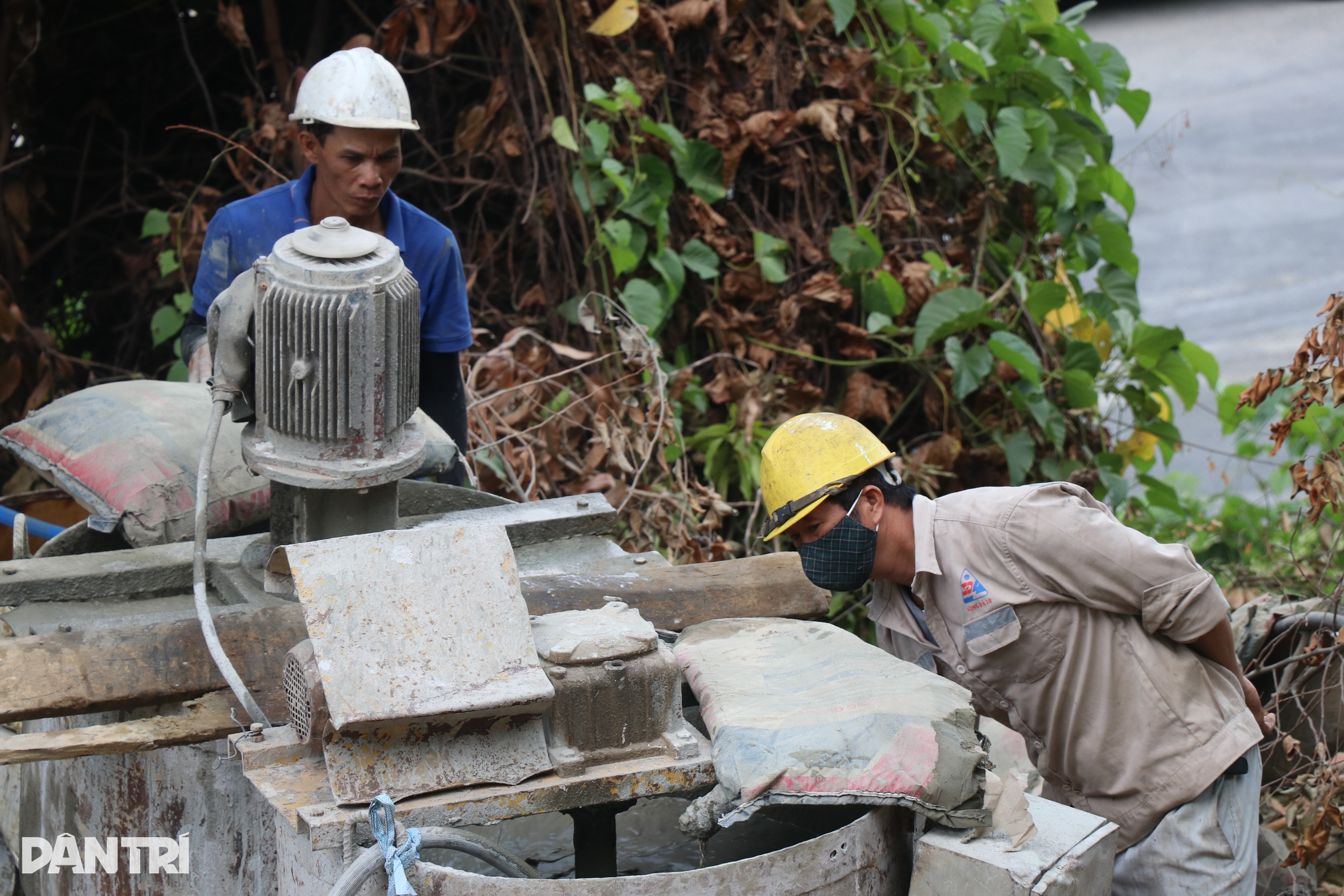 មើលដំបូលដែកបំបាក់ការបាក់ដីក្នុងផ្លូវរូងក្រោមដី Bai Gio - ១៣ Xem vòm sắt vá điểm sạt lở trong hầm đường sắt Bãi Gió - 13