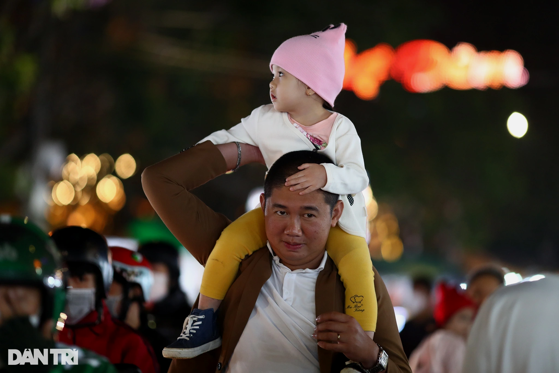 Du khách chen chúc tham quan ở chợ đêm lớn nhất thành phố ngàn hoa - 5 Du khách chen chúc tham quan ở chợ đêm lớn nhất thành phố ngàn hoa - 5