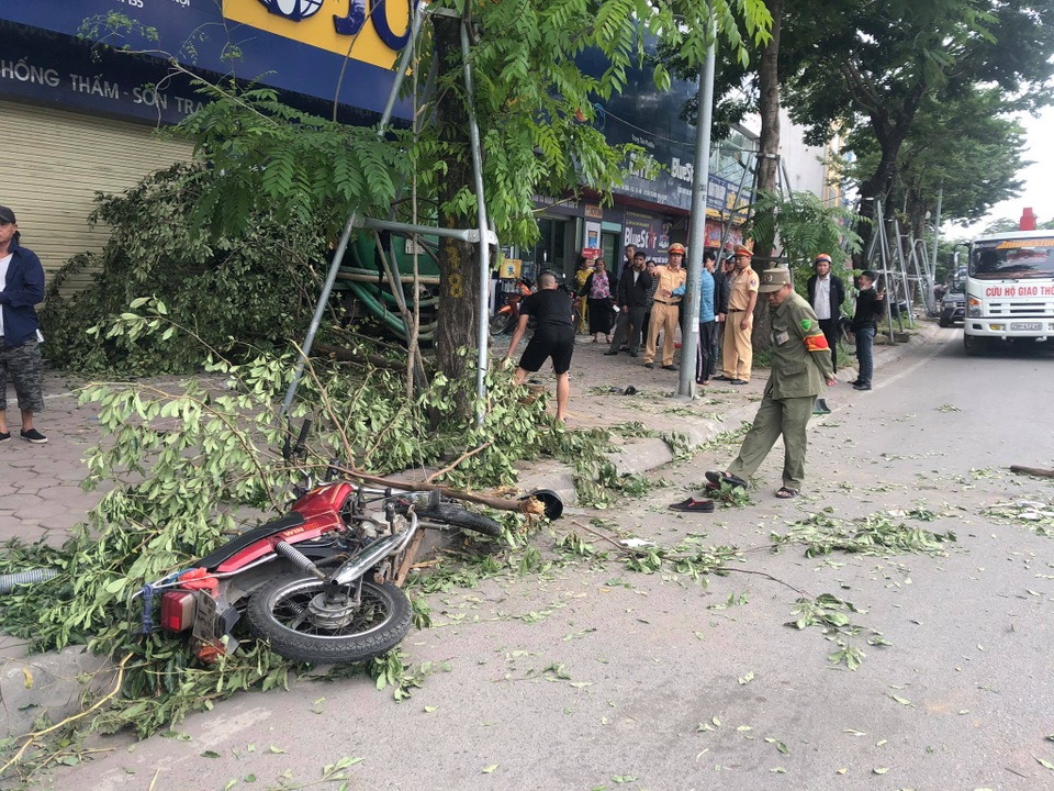Hà Nội: Truy tìm tài xế xe tải gây tai nạn khiến một phụ nữ tử vong - 3 Hà Nội: Truy tìm tài xế xe tải gây tai nạn khiến một phụ nữ tử vong - 3