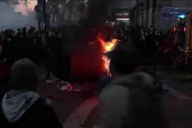 Người biểu tình Pháp thiêu xe hơi, đốt ngân hàng phản đối dự luật an ninh