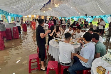 Cô dâu, chú rể nổi tiếng bất đắc dĩ khi cùng hai họ lội nước vui đám cưới