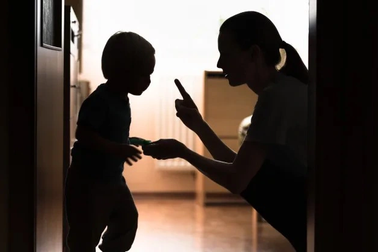 Làm gì khi phát hiện trẻ có thói quen "tắt mắt"?