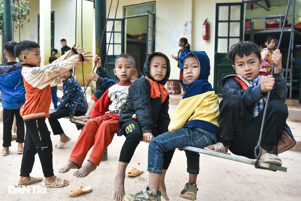 Bạn đọc Dân trí mang niềm vui có giường riêng đến học sinh bản nghèo - 4 Bạn đọc Dân trí mang niềm vui có giường riêng đến học sinh bản nghèo - 4