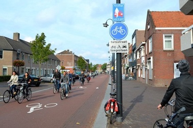 Hà Lan xây dựng làn đường cho xe đạp từ giấy vệ sinh đã qua sử dụng