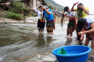 Tục gội đầu của phụ nữ Thái trong dịp đầu Xuân