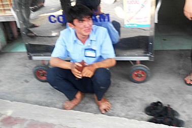 Bị trộm xe máy ngay trước mặt, nam sinh viên bật khóc nức nở