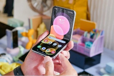 Giá Galaxy Z Flip5 chạm đáy, "dọn kho" đón Z Flip6