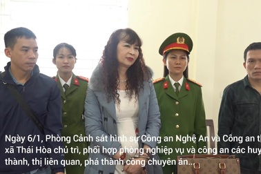 Công an đọc lệnh bắt và khám xét nhà nữ giám đốc bảo kê xe (Video: Văn Hậu)