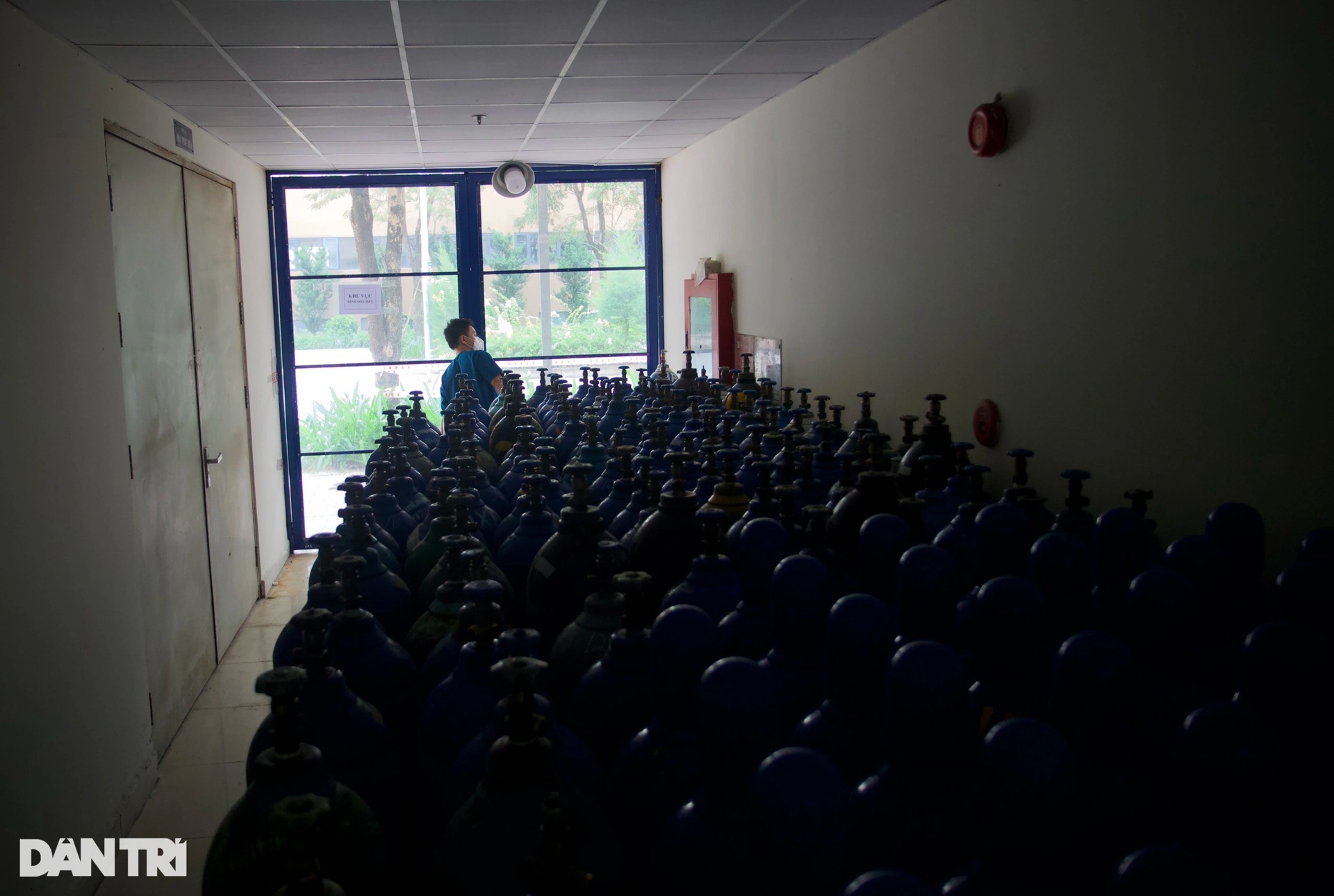 Máy thở, bình oxy xếp đầy kho bệnh viện dã chiến vì hết bệnh nhân cấp cứu - 11