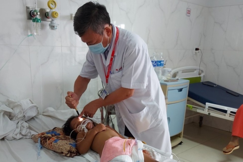 Thăm hỏi, động viên gia đình 4 cháu nhỏ thương vong do sập tường gạch - 3 Thăm hỏi, động viên gia đình 4 cháu nhỏ thương vong do sập tường gạch - 3