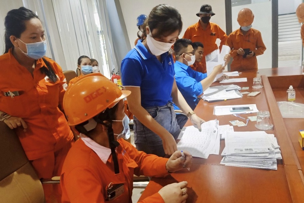 Công nhân vay nặng lãi, chủ doanh nghiệp nhận khủng bố - 3 Công nhân vay nặng lãi, chủ doanh nghiệp nhận khủng bố - 3