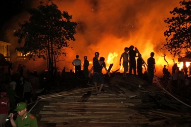 Hơn 3 giờ vật lộn với đám cháy dữ dội tại công ty sách