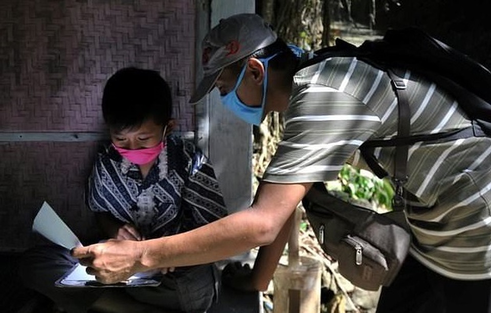 Indonesia: Giáo viên trèo đèo lội suối, mang con chữ tới tận nhà học sinh - 1 Indonesia: Giáo viên trèo đèo lội suối, mang con chữ tới tận nhà học sinh - 1