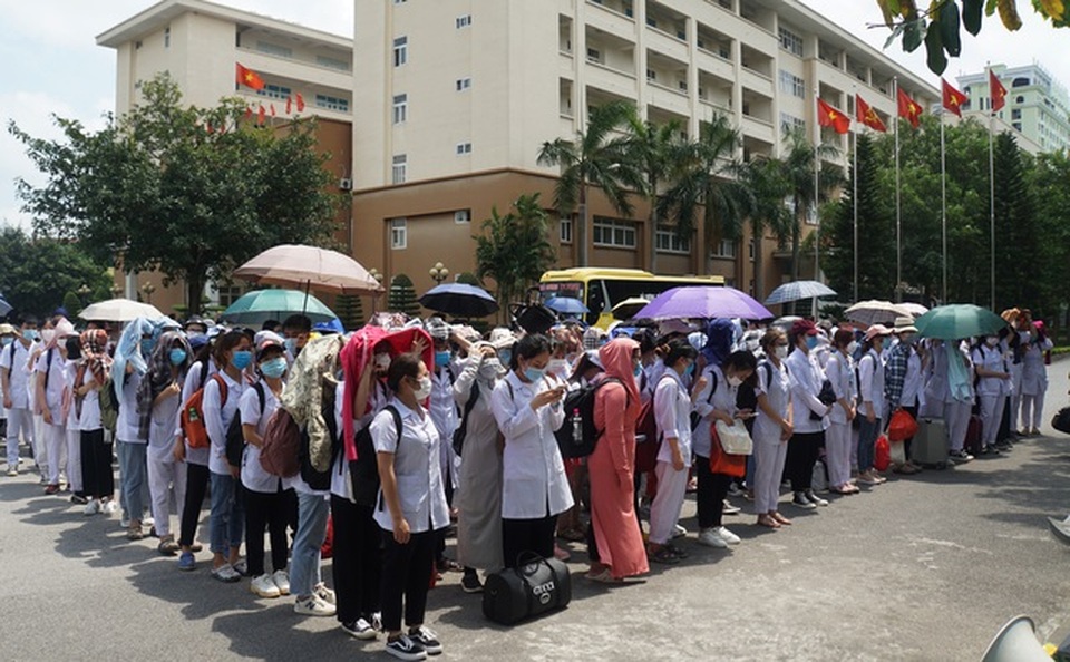 Sinh viên xuất quân chi viện điểm nóng Covid, hàng ngàn HS,GV phải cách ly - 1 Sinh viên xuất quân chi viện điểm nóng Covid, hàng ngàn HS,GV phải cách ly - 1