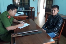 Nhóm tài xế hành hung tài xế xe khách giao nộp mã tấu, túyp sắt