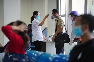 UBND quận đo thân nhiệt, phát khẩu trang cho từng người dân