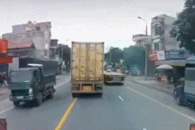 Hai xe container rượt đuổi, chèn ép nhau như phim hành động