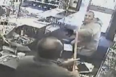 Chủ cửa hàng dùng chổi đánh đuổi tên cướp có vũ trang