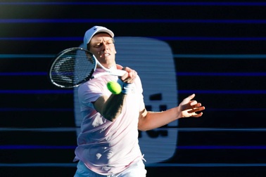 Sinner thoát hiểm ngoạn mục, nối dài kỷ lục tại Miami Open