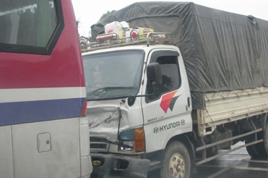 Xe tải “hôn” xe ca, 40 hành khách hoảng loạn