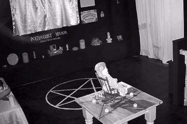 Lạnh gáy cảnh "búp bê ma" tự đung đưa ghế tại bảo tàng ở Anh