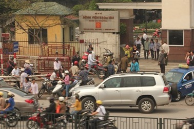 “Nơm nớp” lo… tai nạn giao thông ở bệnh viện Bạch Mai