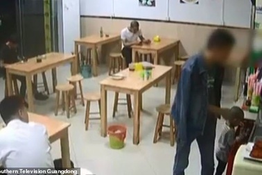 Thiếu nợ tiền mỳ, thực khách để con gái ở lại quán ăn