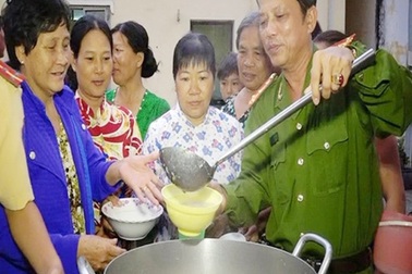 Ấm lòng “Nồi cháo nghĩa tình” của công an dành cho bệnh nhân nghèo