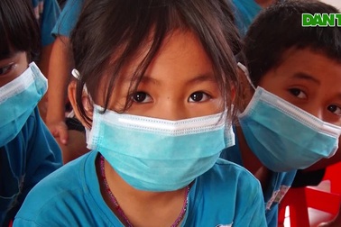 Cận cảnh cán bộ y tế uống thuốc dự phòng, xâm nhập dập dịch bạch hầu