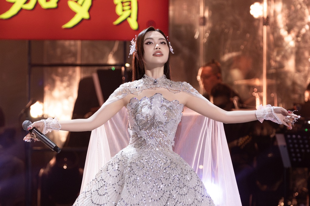 Phương Mỹ Chi hát hit Sơn Tùng ở chung kết Sing! Asia: Dân mạng tranh cãi - 2 Phương Mỹ Chi hát hit Sơn Tùng ở chung kết Sing! Asia: Dân mạng tranh cãi - 2