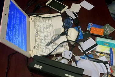 Hai đối tượng người Trung Quốc dùng thẻ giả rút tiền thật