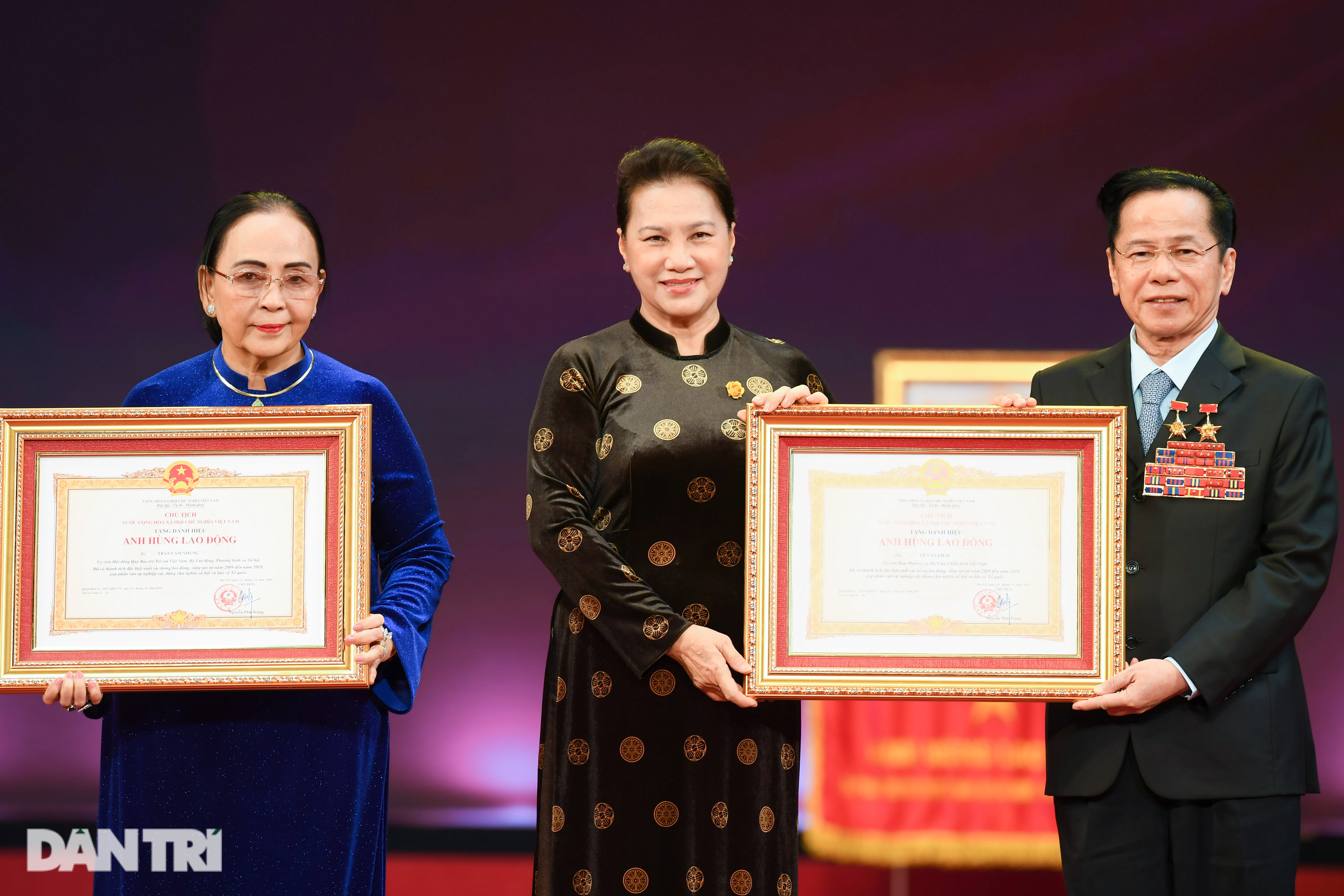Tôn vinh những ông Bụt, bà Tiên giữa đời thường - 26 Tôn vinh những ông Bụt, bà Tiên giữa đời thường - 26