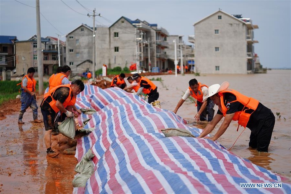 “Căng mình” chiến đấu với nước lũ tại hồ nước ngọt lớn nhất Trung Quốc - 1 “Căng mình” chiến đấu với nước lũ tại hồ nước ngọt lớn nhất Trung Quốc - 1
