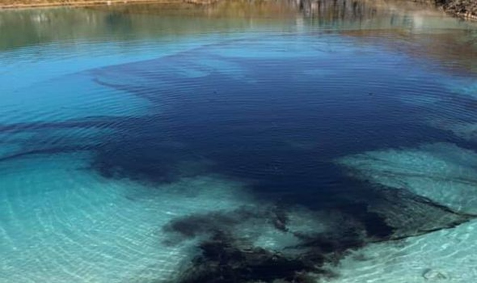 Nhuộm đen đầm nước nổi tiếng để cấm cửa khách du lịch tụ tập tham quan - 2 Nhuộm đen đầm nước nổi tiếng để cấm cửa khách du lịch tụ tập tham quan - 2