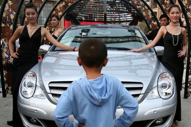 Đại gia Trung Quốc bị “tẩy chay” vì dùng siêu xe đưa con tới trường